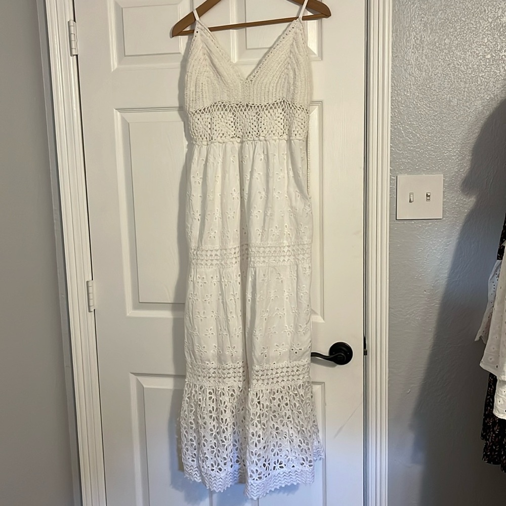 Size Medium Ranees Nordstrom Eyelet dress (nwt)